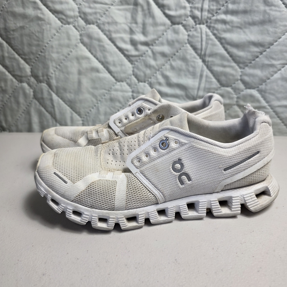 On Cloud 5 Women's Running Shoes - All White Size 7.5 model 5998902